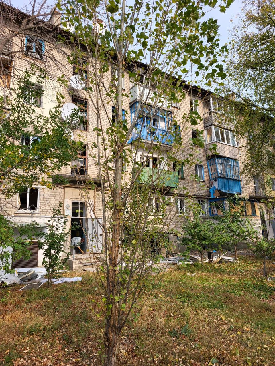 Росіяни обстріляли багатоповерхівки в Куп'янську: постраждала жінка