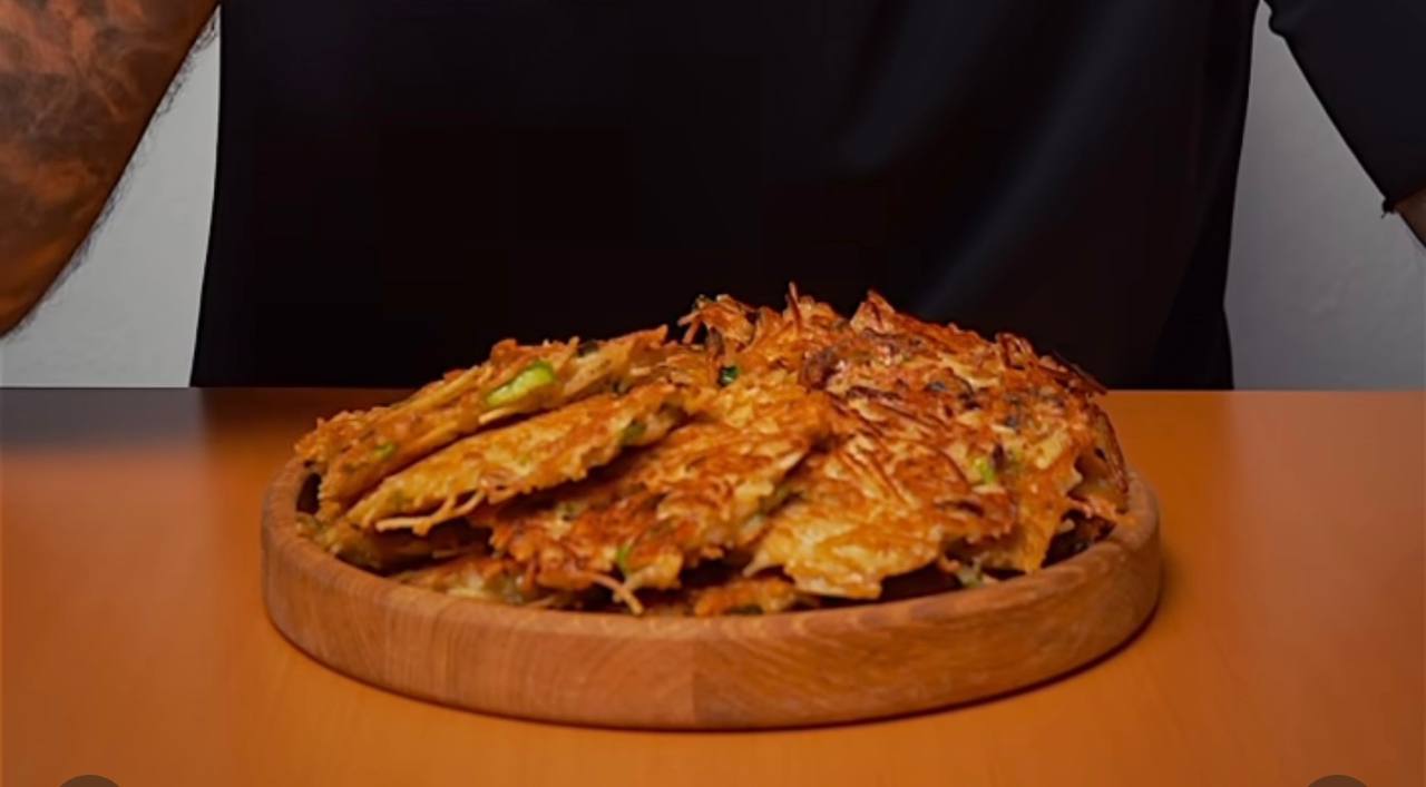 Не выбрасывайте вчерашние макароны: вот как приготовить из них вкусные оладьи