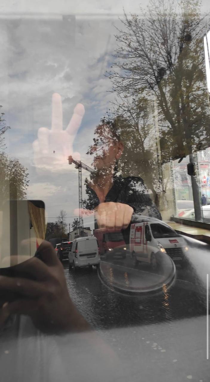 "Я чекати не буду". У Львові водій автобуса відмовився везти бійця ЗСУ без ноги