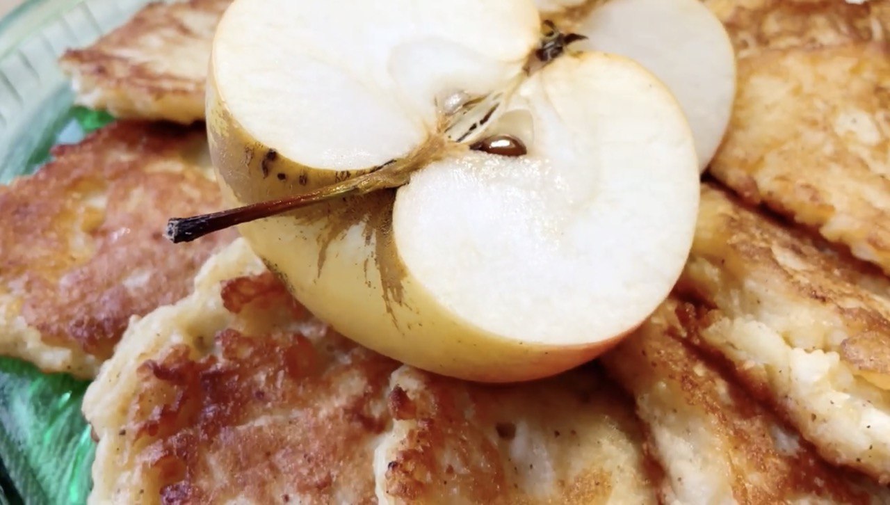 Чудовий варіант для сніданку: як швидко приготувати смачні солодкі деруни