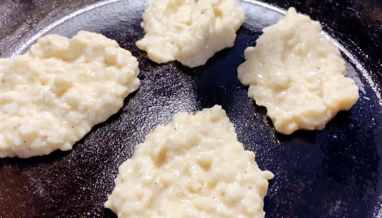 Чудовий варіант для сніданку: як швидко приготувати смачні солодкі деруни