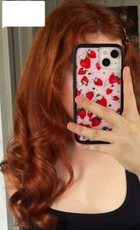 Женщина покрасила волосы в салоне и горько заплакала, когда впервые себя увидела: что произошло