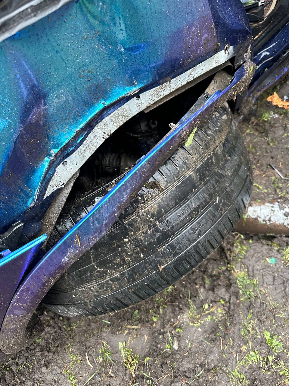 Відомий український блогер потрапив у жорстку аварію: фото з місця події