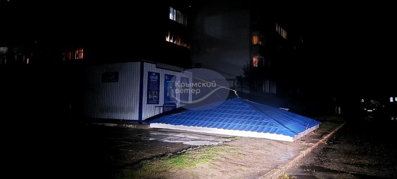 Море виходить із берегів: у Криму вирує "шторм століття", змиваючи все на своєму шляху (фото, відео)