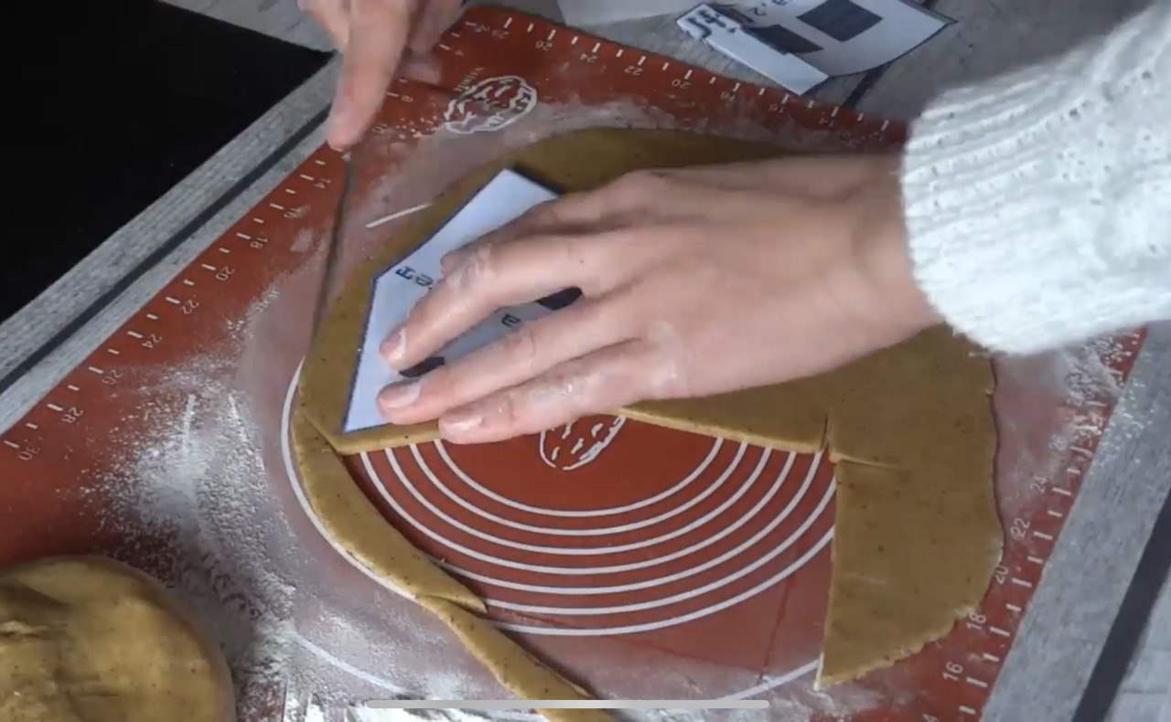 Як зробити красивий новорічний пряниковий будиночок: рецепт та інструкції з декорування