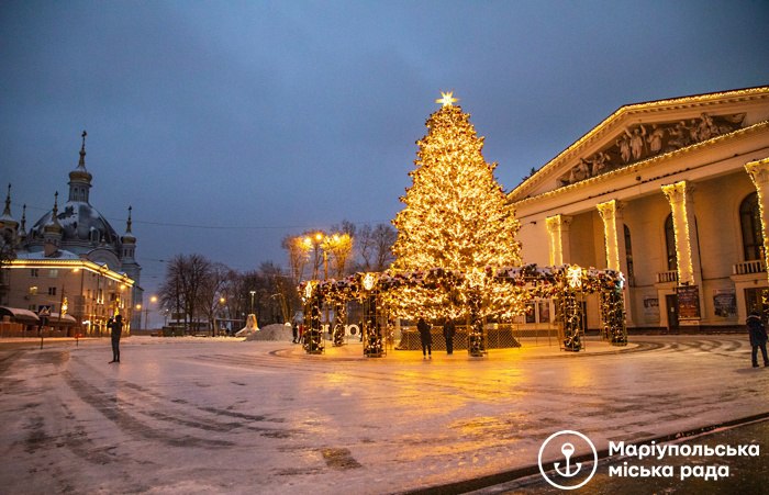 У мережі показали новорічні фото Маріуполя до окупації: "Веселка", вогники і радість
