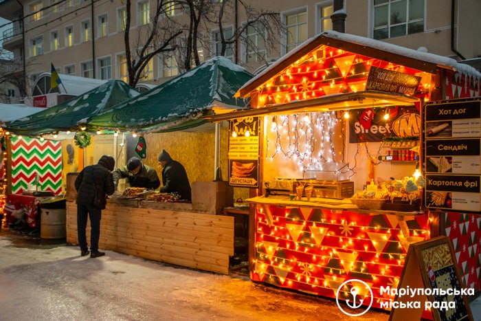 У мережі показали новорічні фото Маріуполя до окупації: "Веселка", вогники і радість