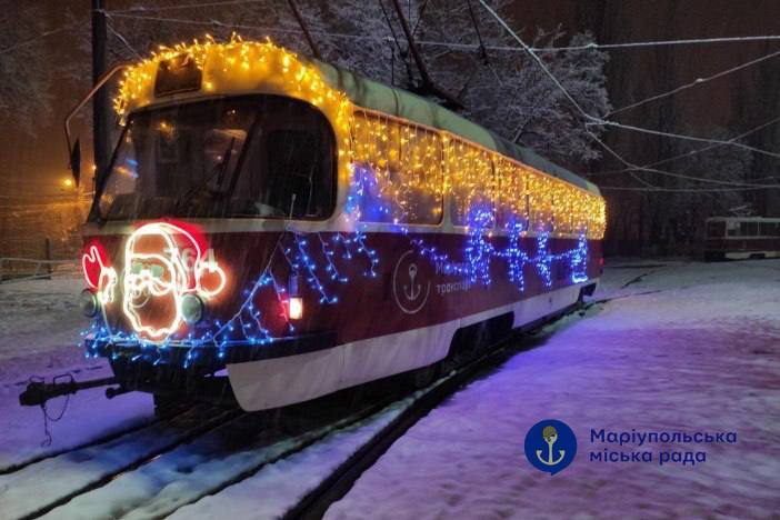 У мережі показали новорічні фото Маріуполя до окупації: "Веселка", вогники і радість