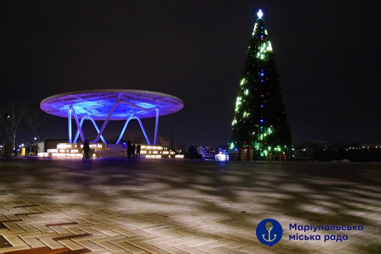 У мережі показали новорічні фото Маріуполя до окупації: "Веселка", вогники і радість