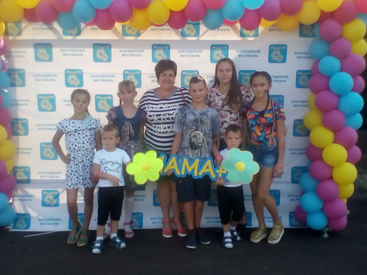 "Когда все съезжаются на праздники, за стол садится 38 человек". История семьи Ивановых, которая воспитывает 22 детей