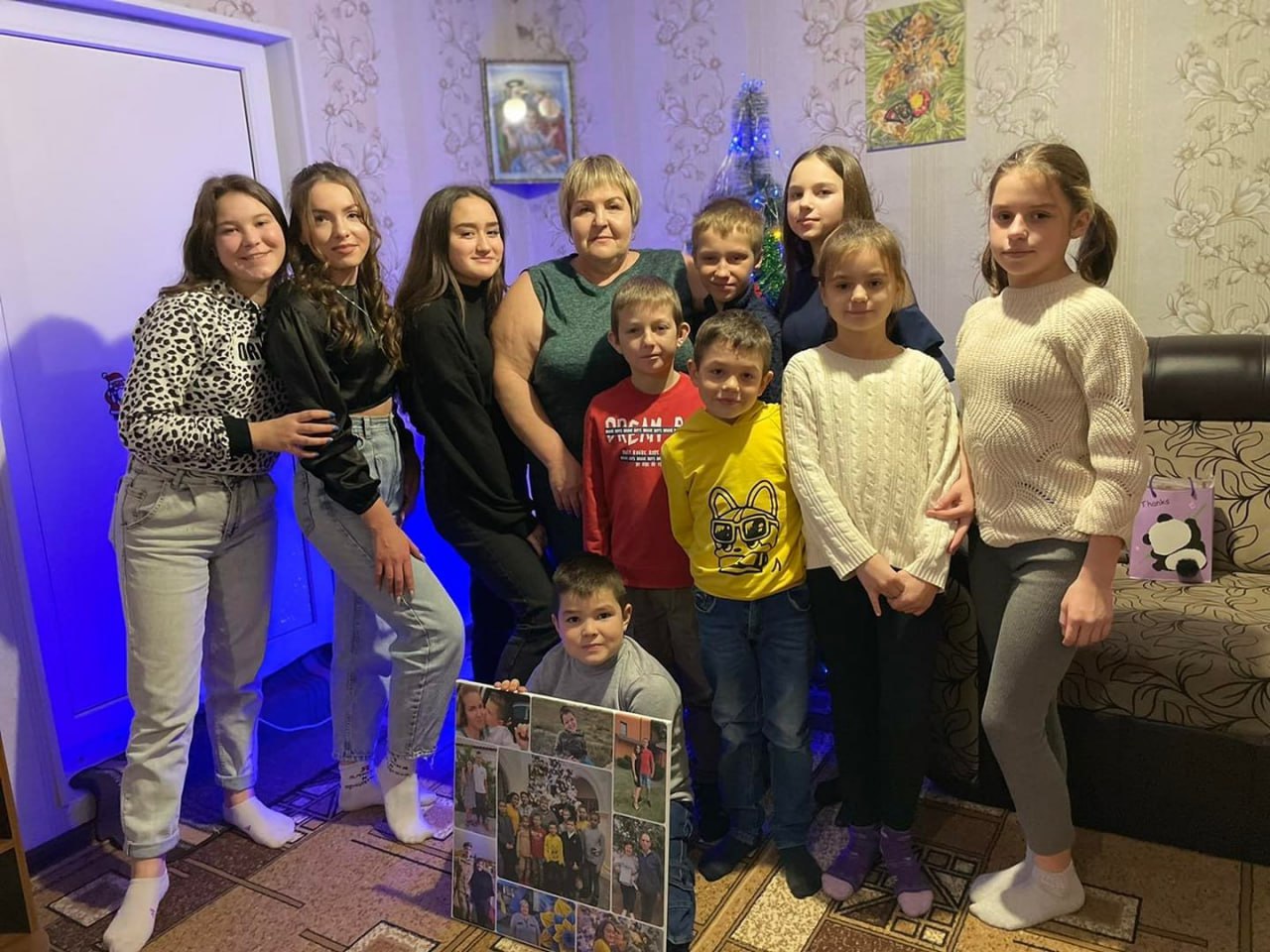 "Когда все съезжаются на праздники, за стол садится 38 человек". История семьи Ивановых, которая воспитывает 22 детей