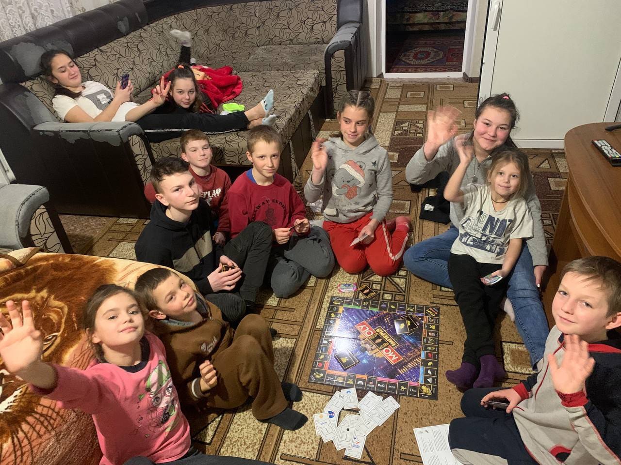 "Когда все съезжаются на праздники, за стол садится 38 человек". История семьи Ивановых, которая воспитывает 22 детей