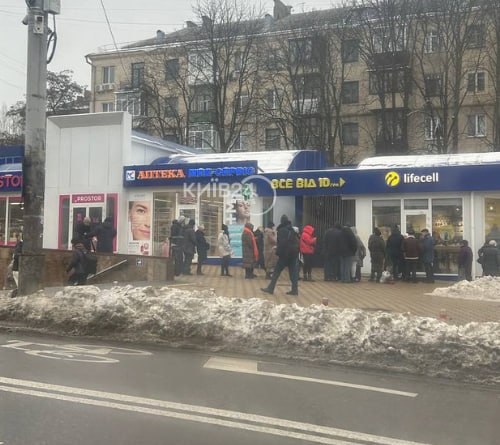 В Киеве выстраиваются очереди за SIM-картами других операторов: какие сейчас цены (фото)