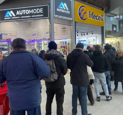 В Киеве выстраиваются очереди за SIM-картами других операторов: какие сейчас цены (фото)