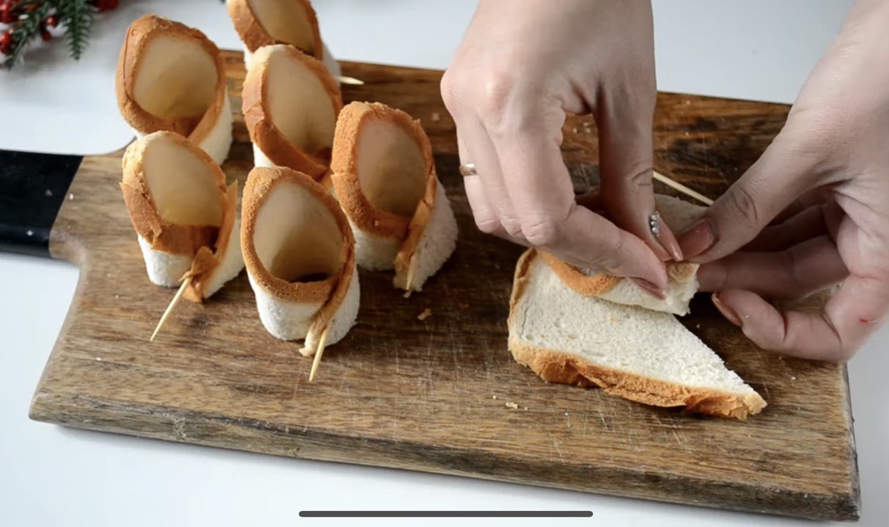 Канапки зі шпротами можна приготувати по-новому: рецепт новорічної закуски