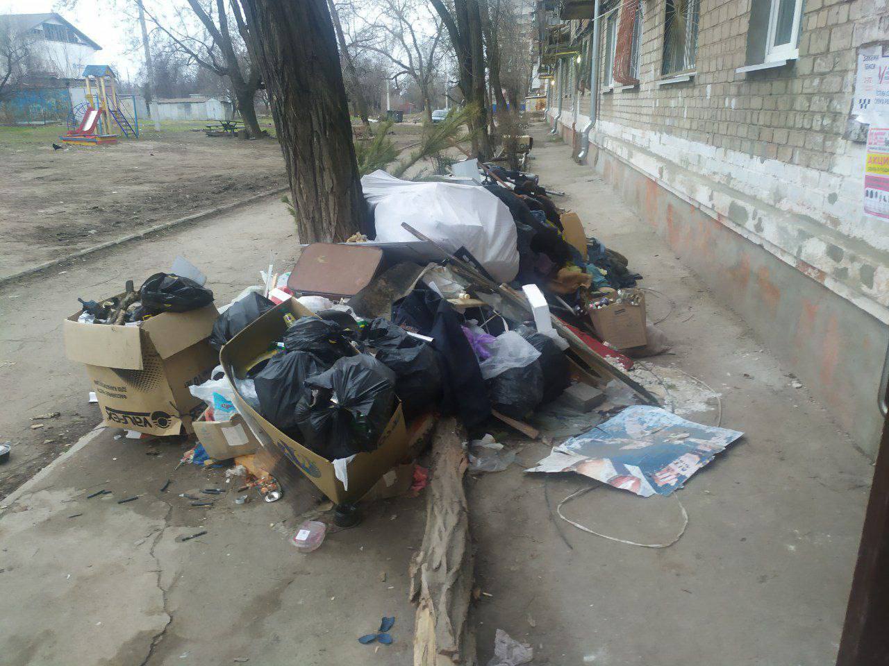 Маріуполь перетворили на смітник. Місцеві скаржаться на збільшення стихійних звалищ (фото)