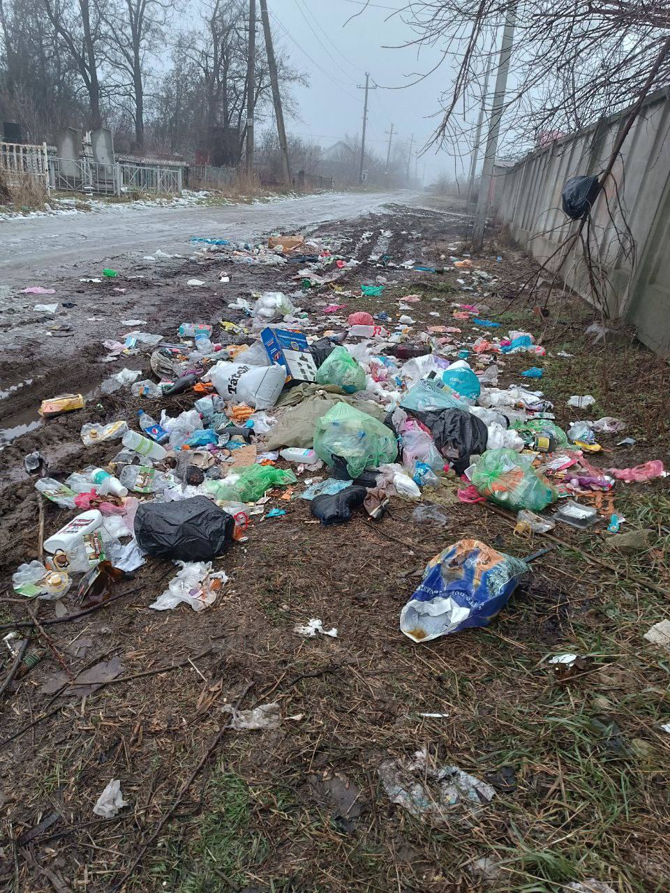 Маріуполь перетворили на смітник. Місцеві скаржаться на збільшення стихійних звалищ (фото)