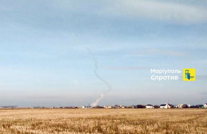 В Бердянську лунають вибухи. Над містом підіймається стовп диму