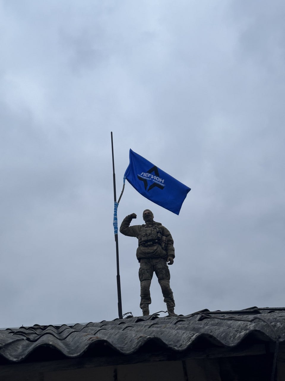 Російські добровольці підняли свої прапори у Козинці в Бєлгородській області