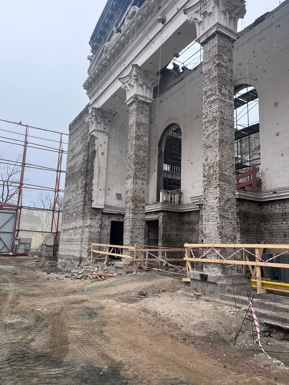 Вершина цинізму. Дивіться, що окупанти зараз роблять із драмтеатром у Маріуполі