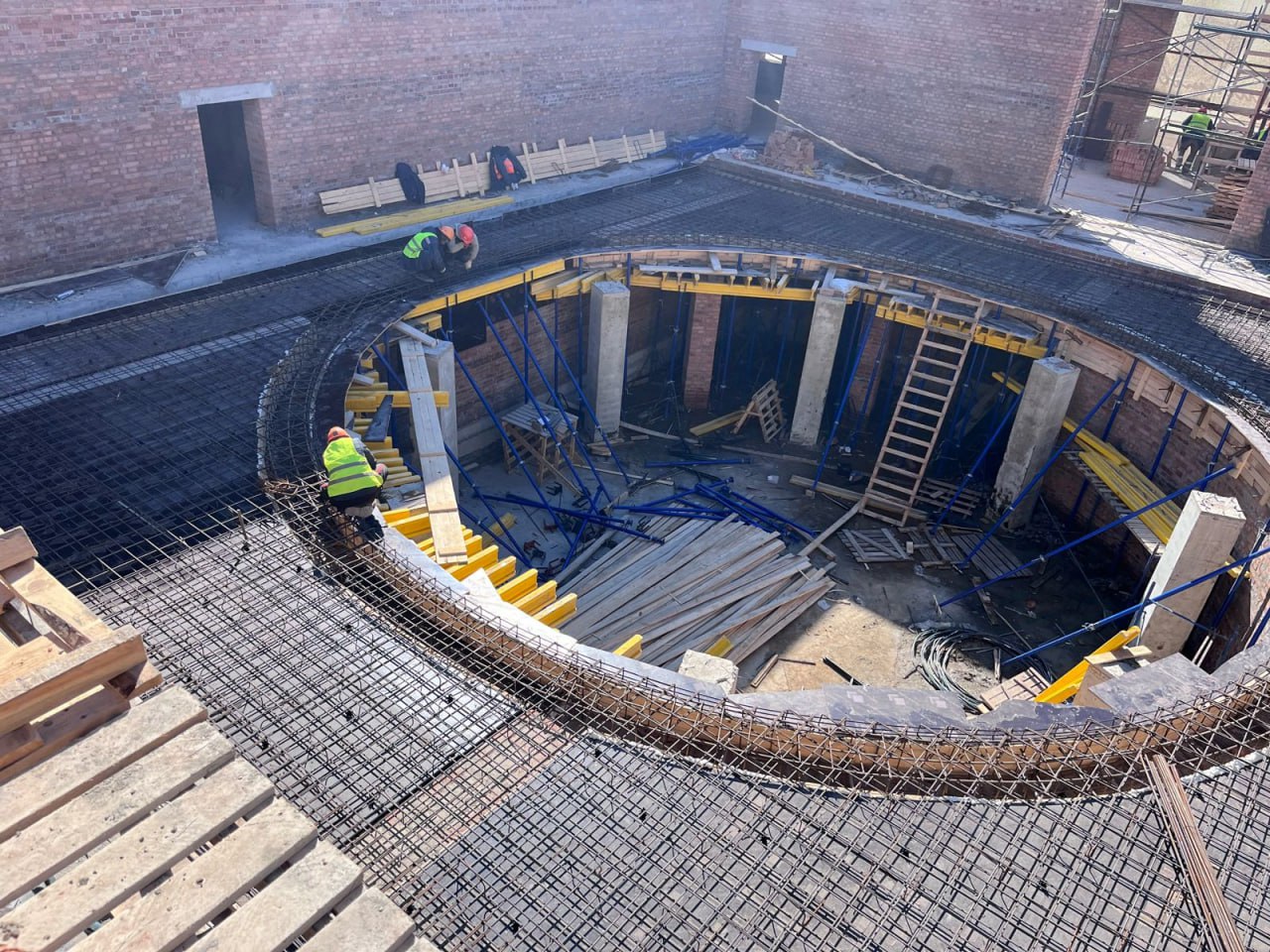 Вершина цинізму. Дивіться, що окупанти зараз роблять із драмтеатром у Маріуполі