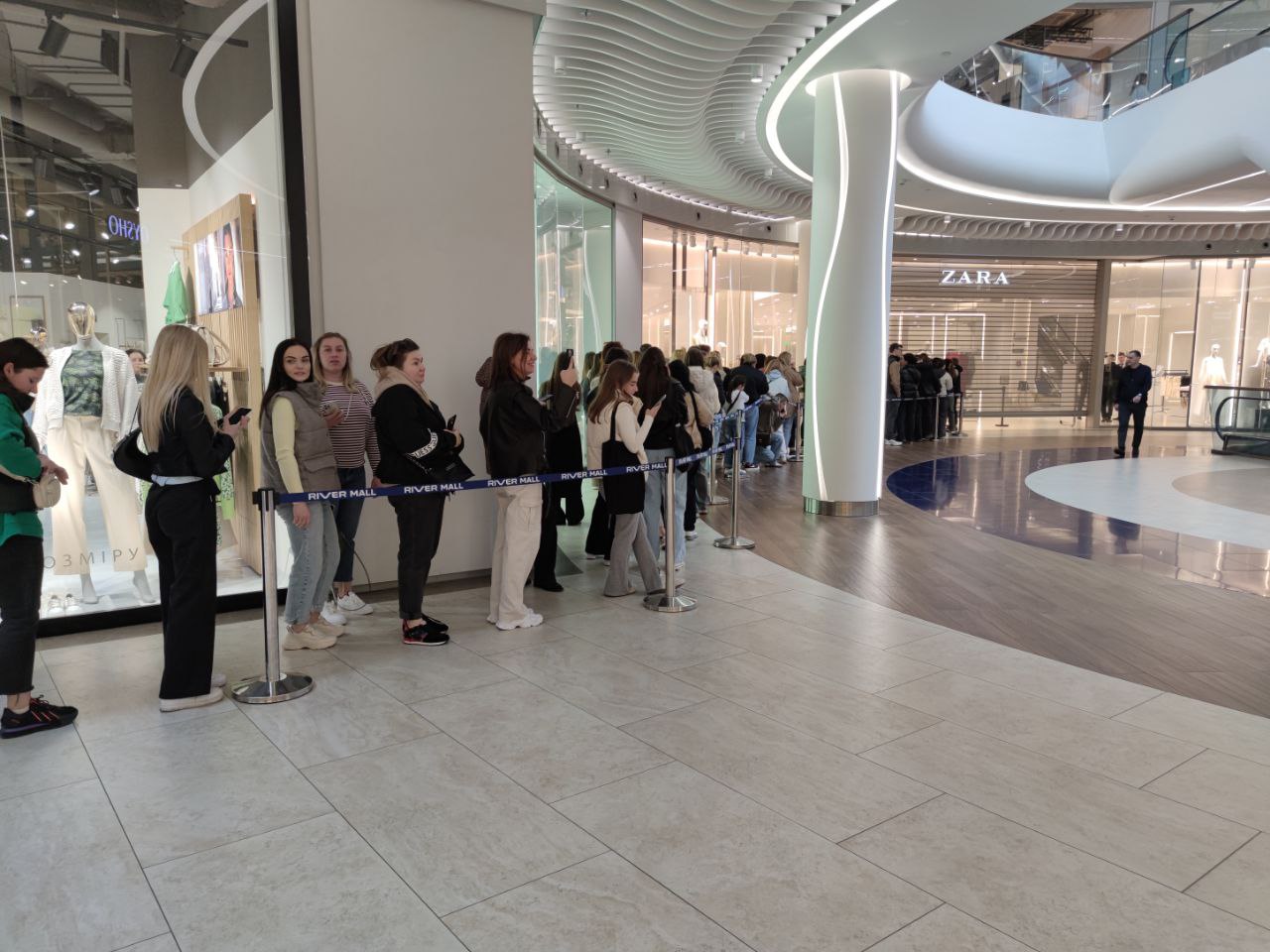 ZARA знову працює. Як відкривалися магазини Inditex у Києві (фото)