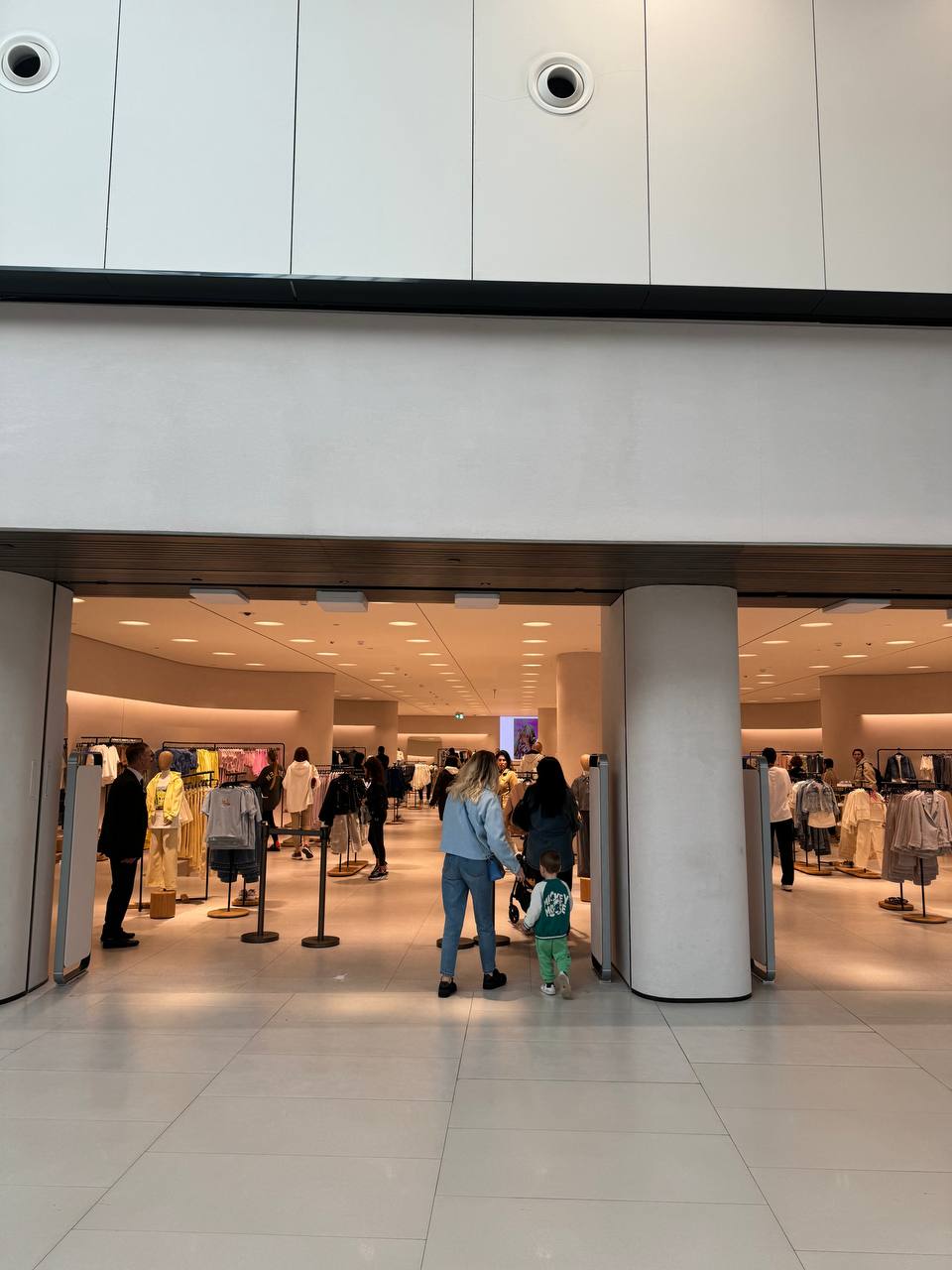 ZARA знову працює. Як відкривалися магазини Inditex у Києві (фото)