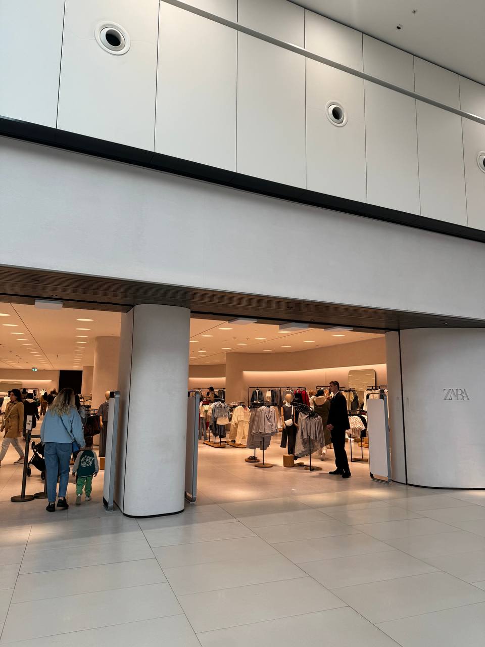 ZARA знову працює. Як відкривалися магазини Inditex у Києві (фото)