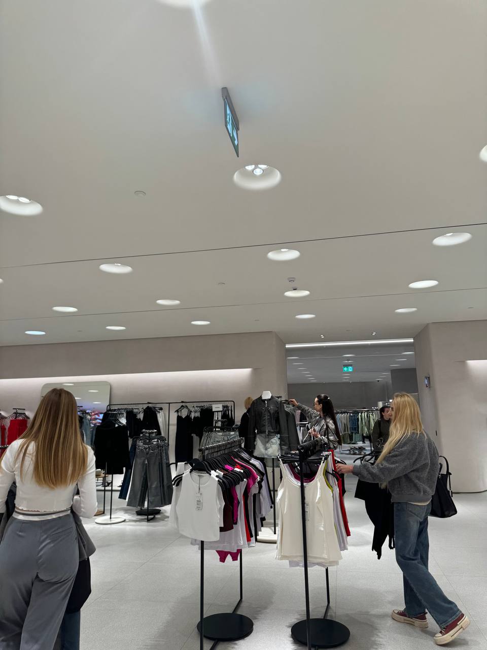 ZARA знову працює. Як відкривалися магазини Inditex у Києві (фото)