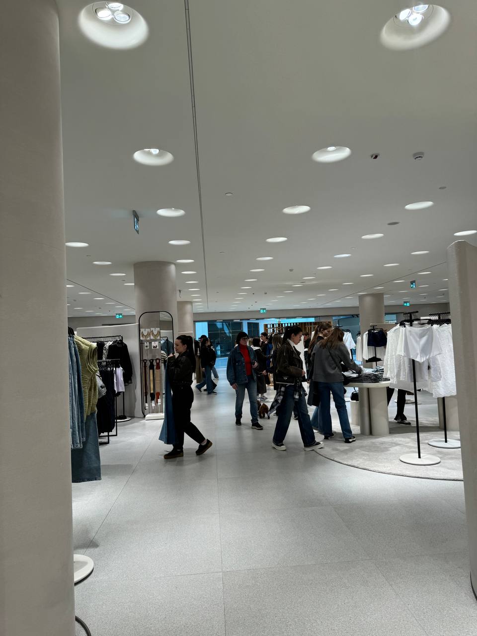 ZARA знову працює. Як відкривалися магазини Inditex у Києві (фото)