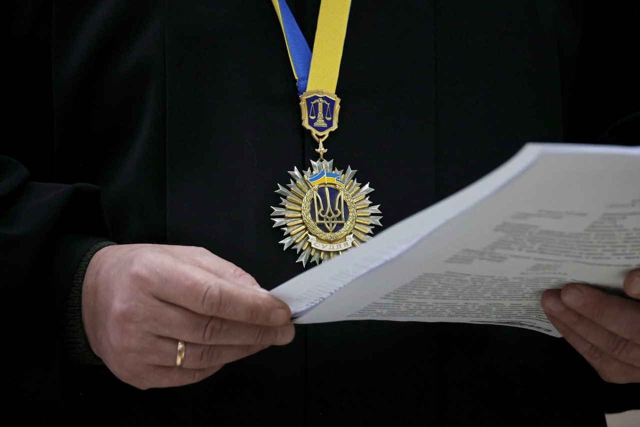 Втік за кордон по броні. Чи можуть насправді звільнити за виїзд із України