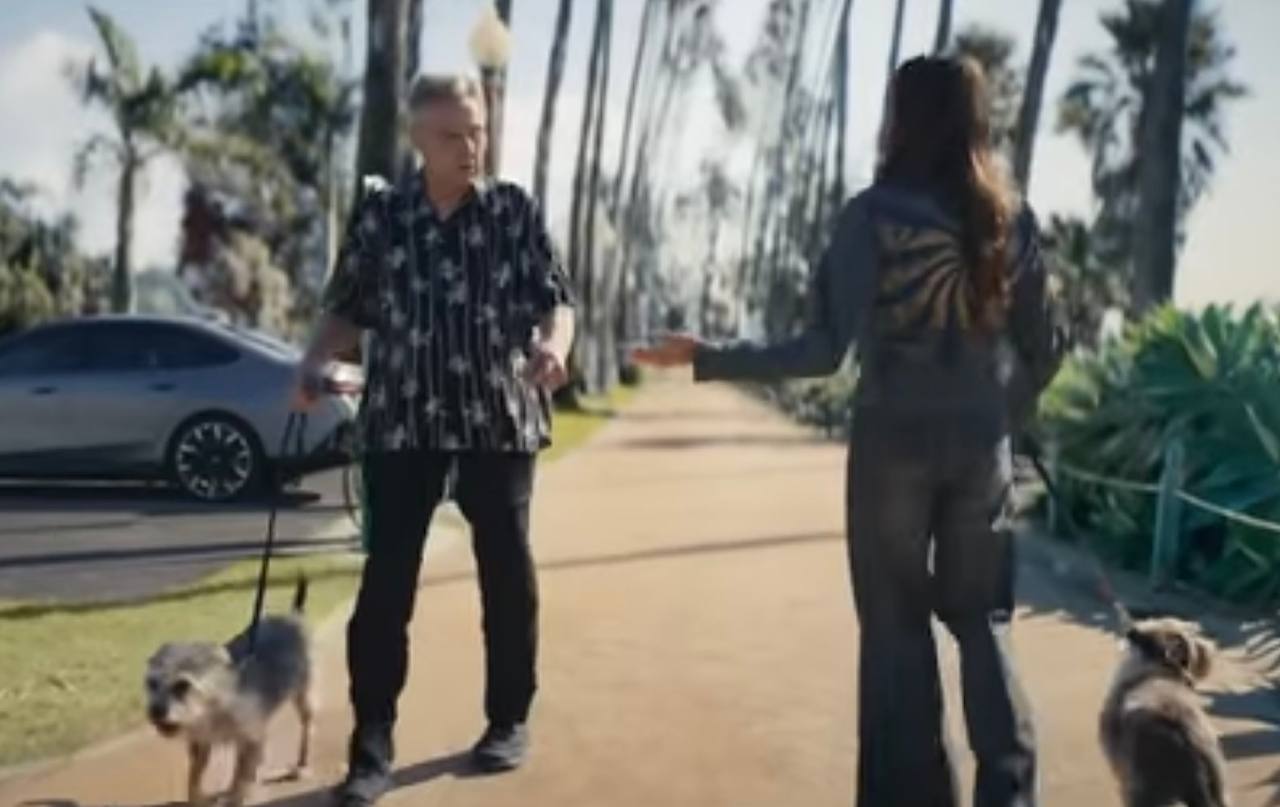 Зірка "Емілі в Парижі" зʼявилась у рекламі BMW в жакеті від українського бренду (відео)