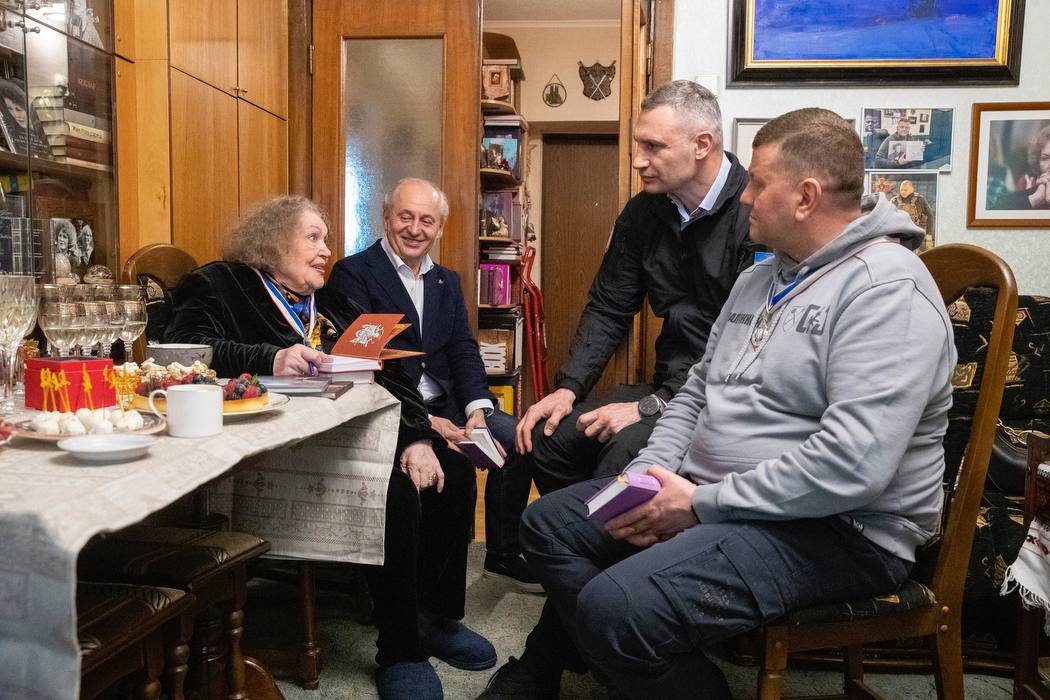 Як живе Ліна Костенко: рідкісні фото з квартири найвідомішої поетеси України