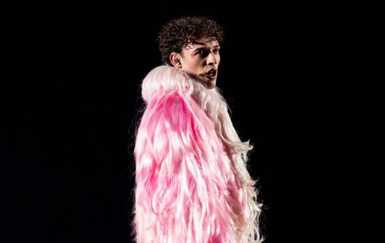 Эпатажный Nemo, которому "дышит в спину" Украина, "разорвал" сцену Евровидения