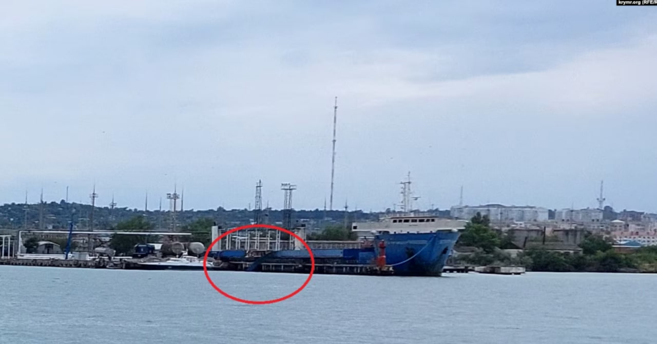 Удар по Керченській поромній переправі: ЗМІ показали фото пошкодженого російського судна