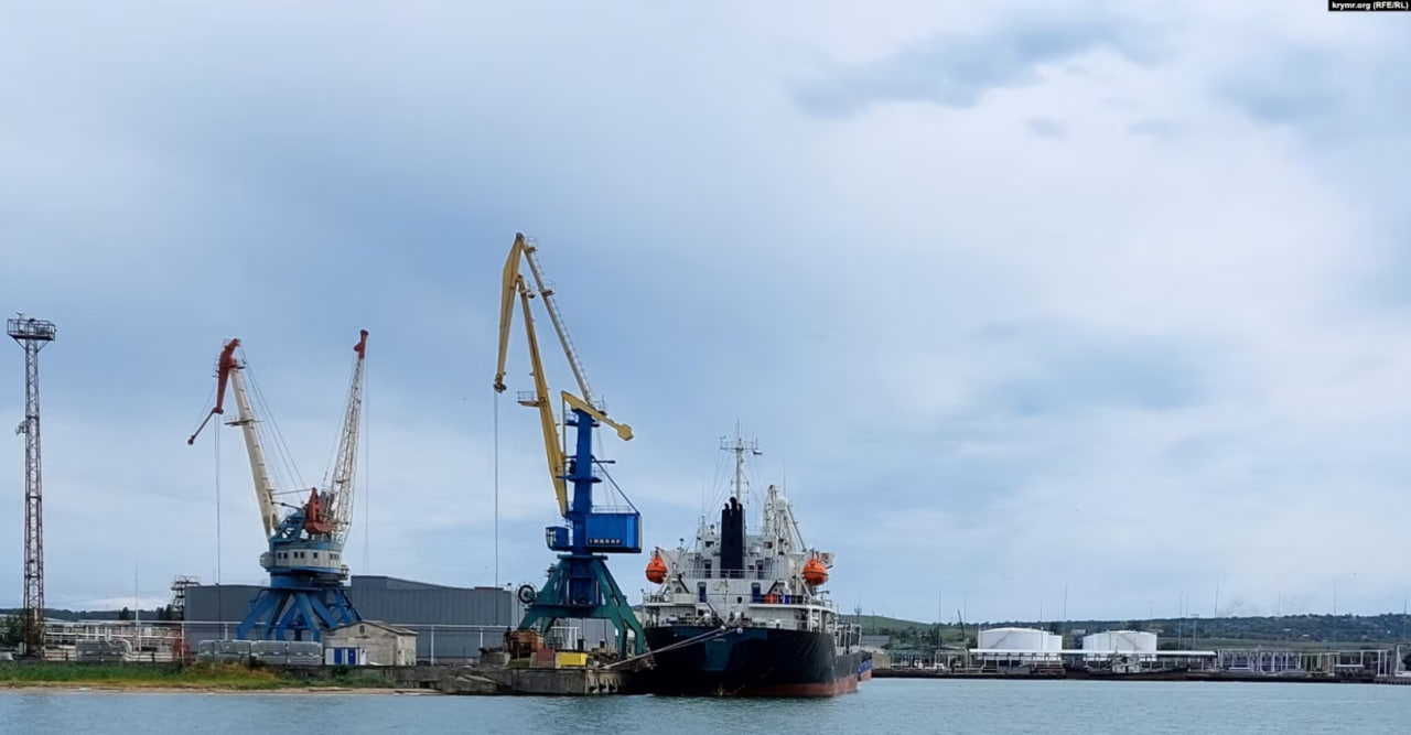 Удар по Керченській поромній переправі: ЗМІ показали фото пошкодженого російського судна