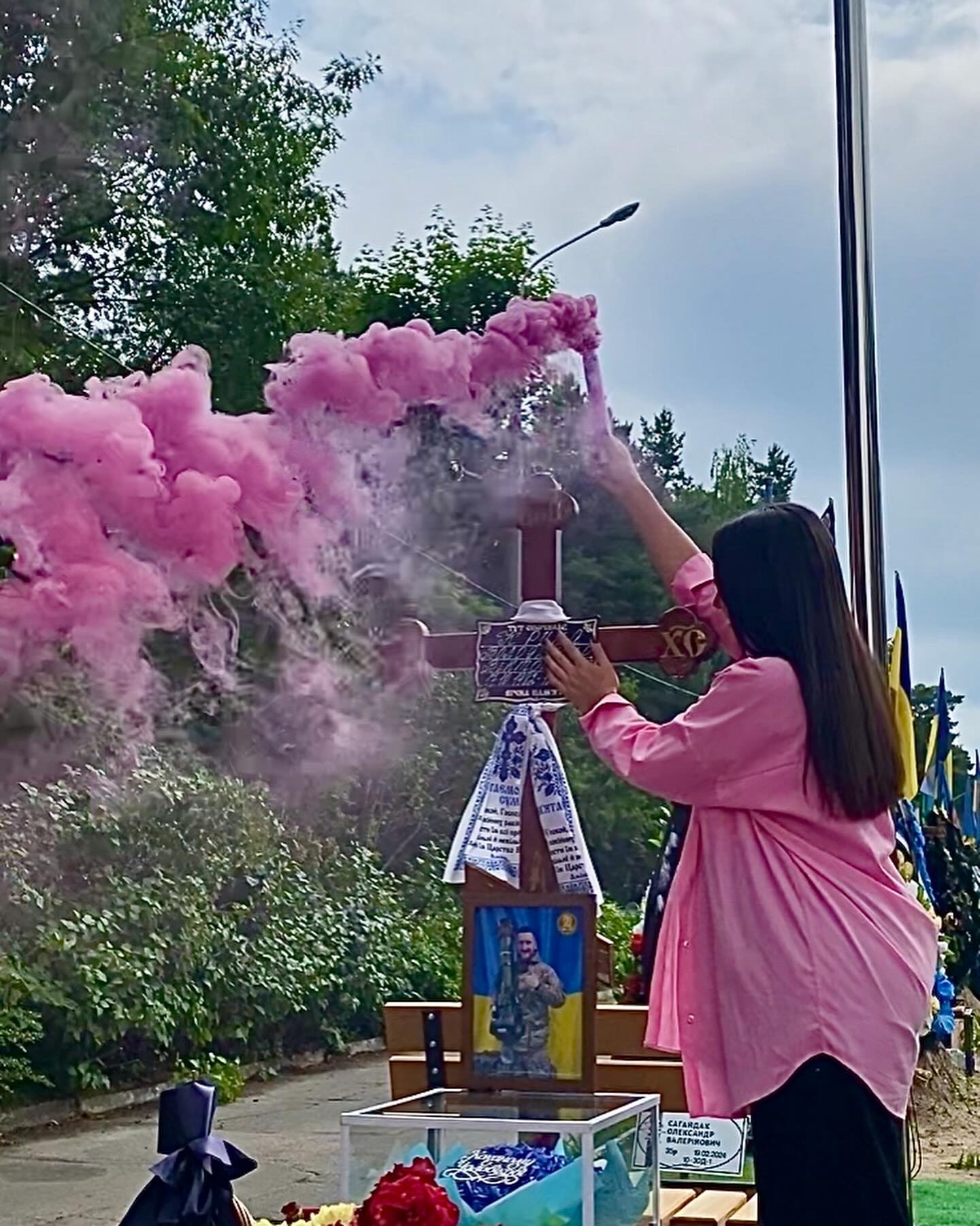 "Я обіцяла, що ми дізнаємося разом": дружина загиблого воїна розкрила стать дитині на могилі чоловіка (фото)