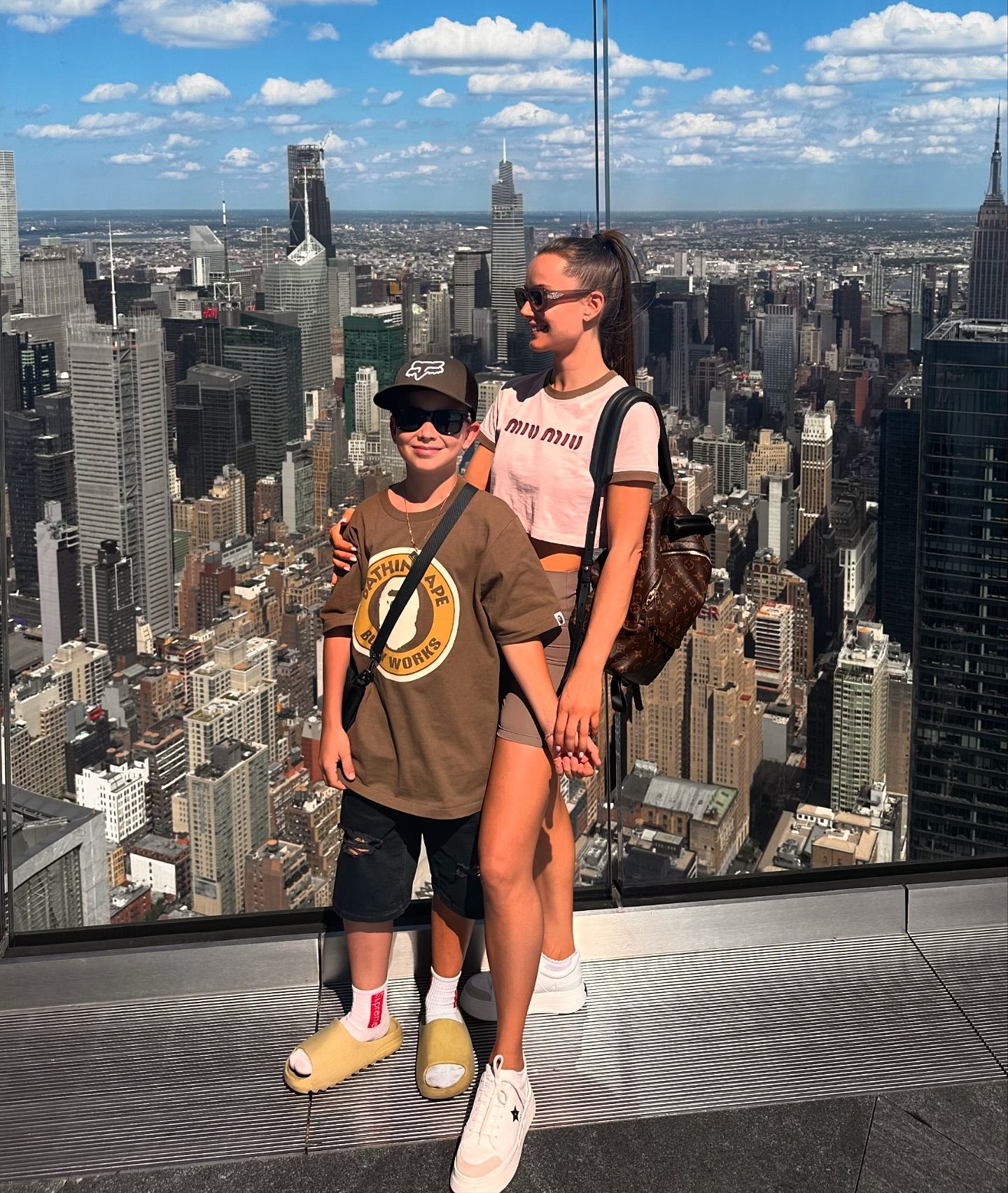 Мішина блиснула брендовим "луком" у Нью-Йорку: скільки коштує вбрання актриси (фото)