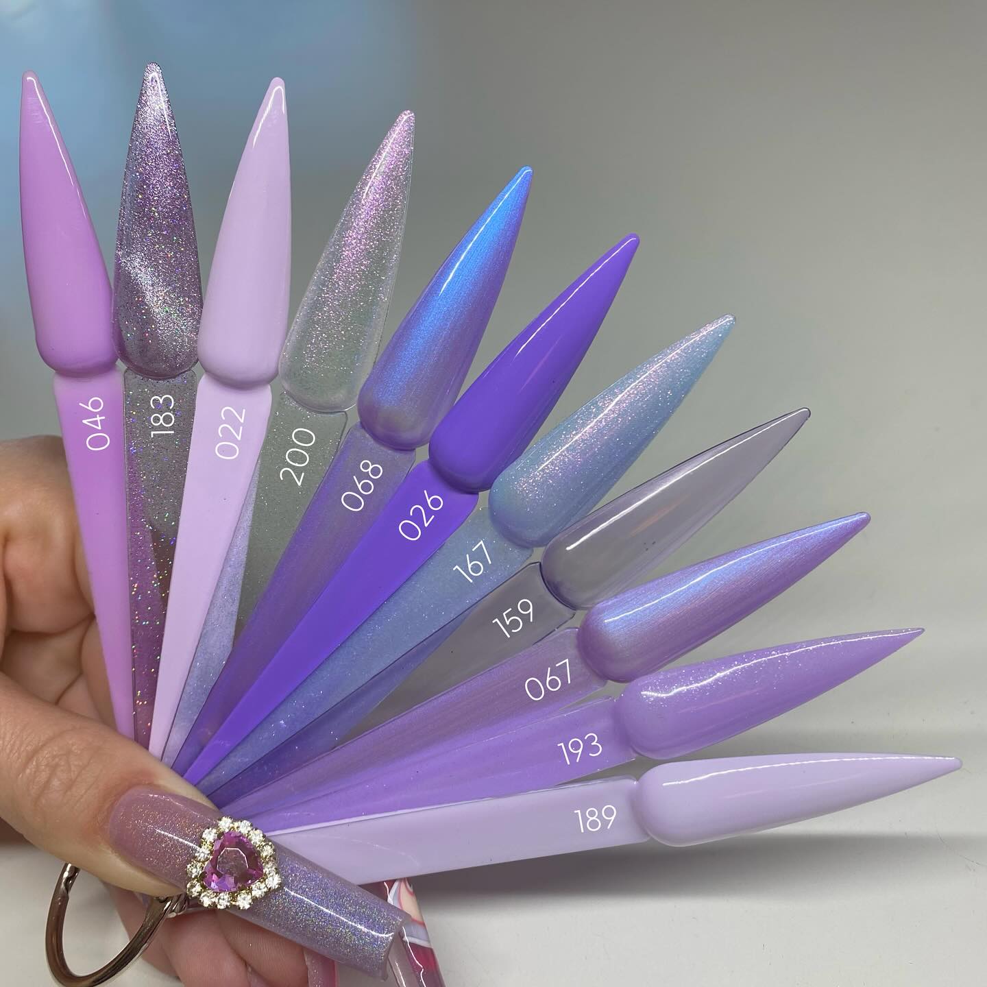 Персиковий, лавандовий та інші: трендові ідеї літнього манікюру, які підкреслять красу ваших ручок