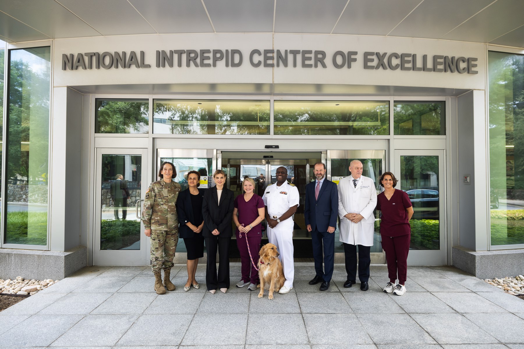 Ошатна вишиванка та ефектний костюм: Зеленська вразила стильними образами у США