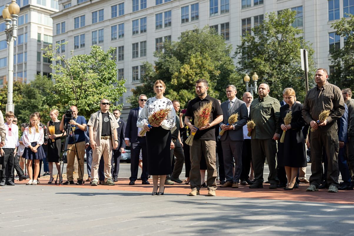Ошатна вишиванка та ефектний костюм: Зеленська вразила стильними образами у США