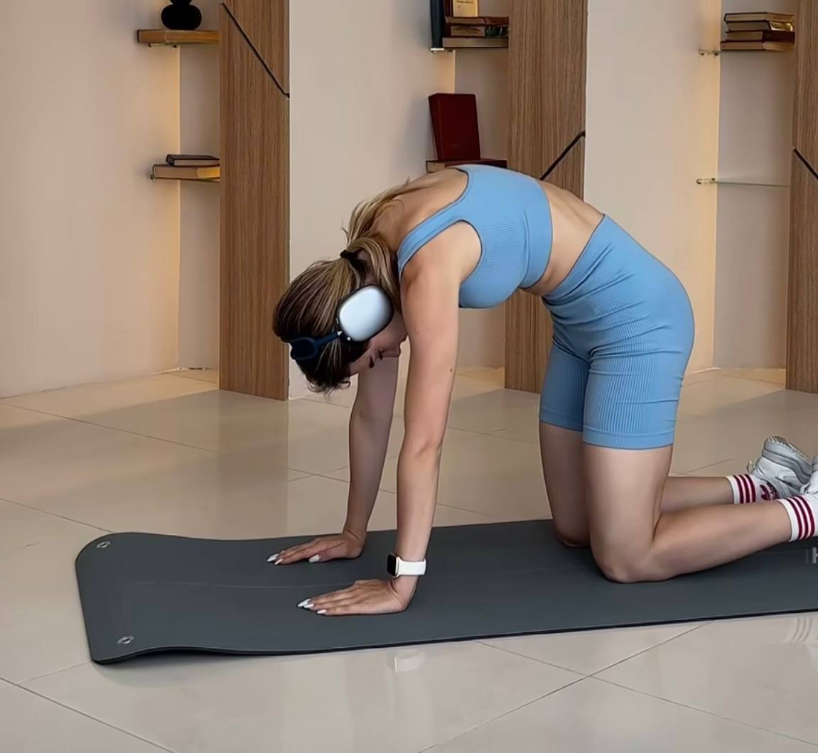 Тренер назвала 4 ефективні вправи, які допоможуть позбутися болю в попереку (відео)