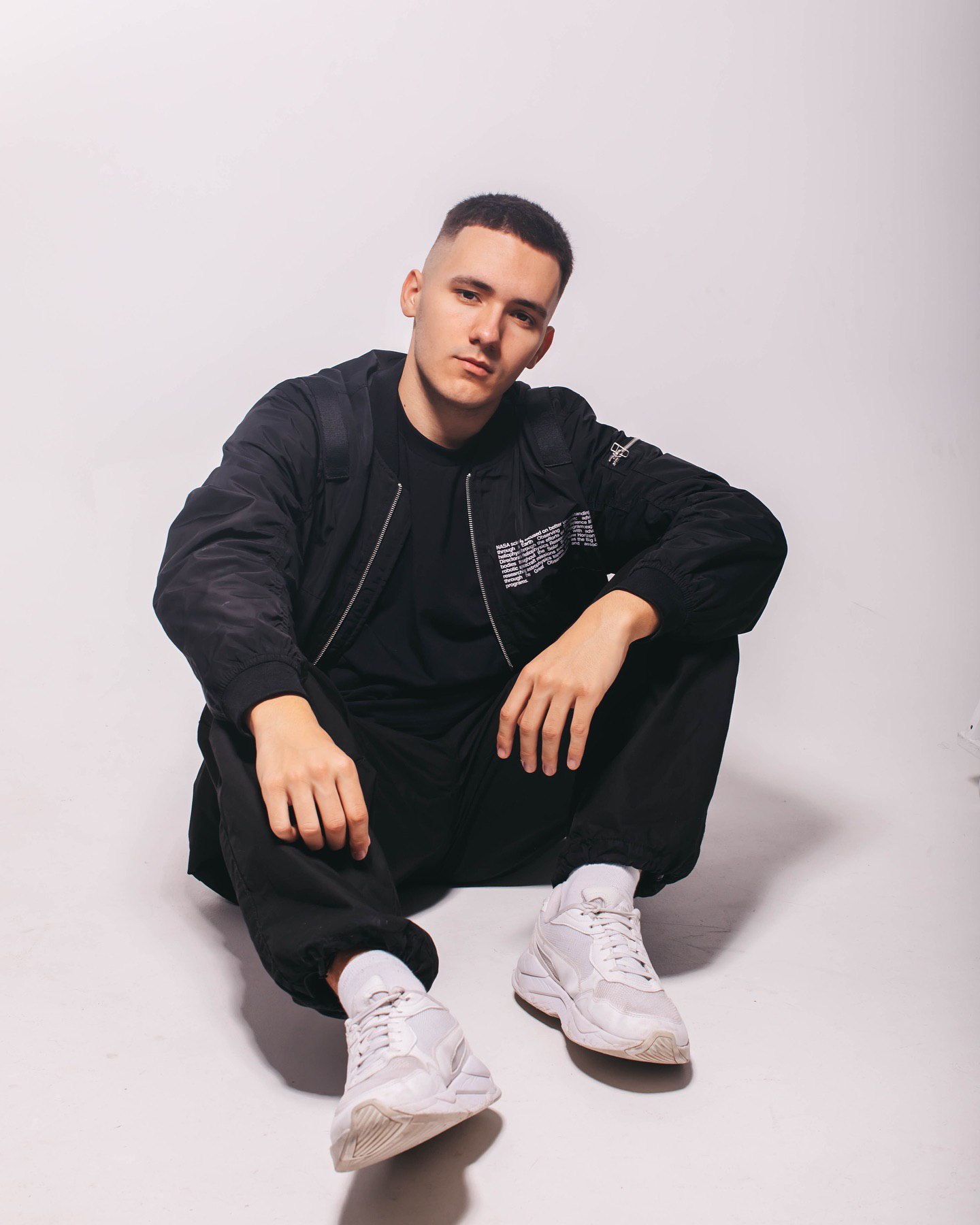 Кумир української молоді ледь не загримів до поліції через зйомки відео: що відомо