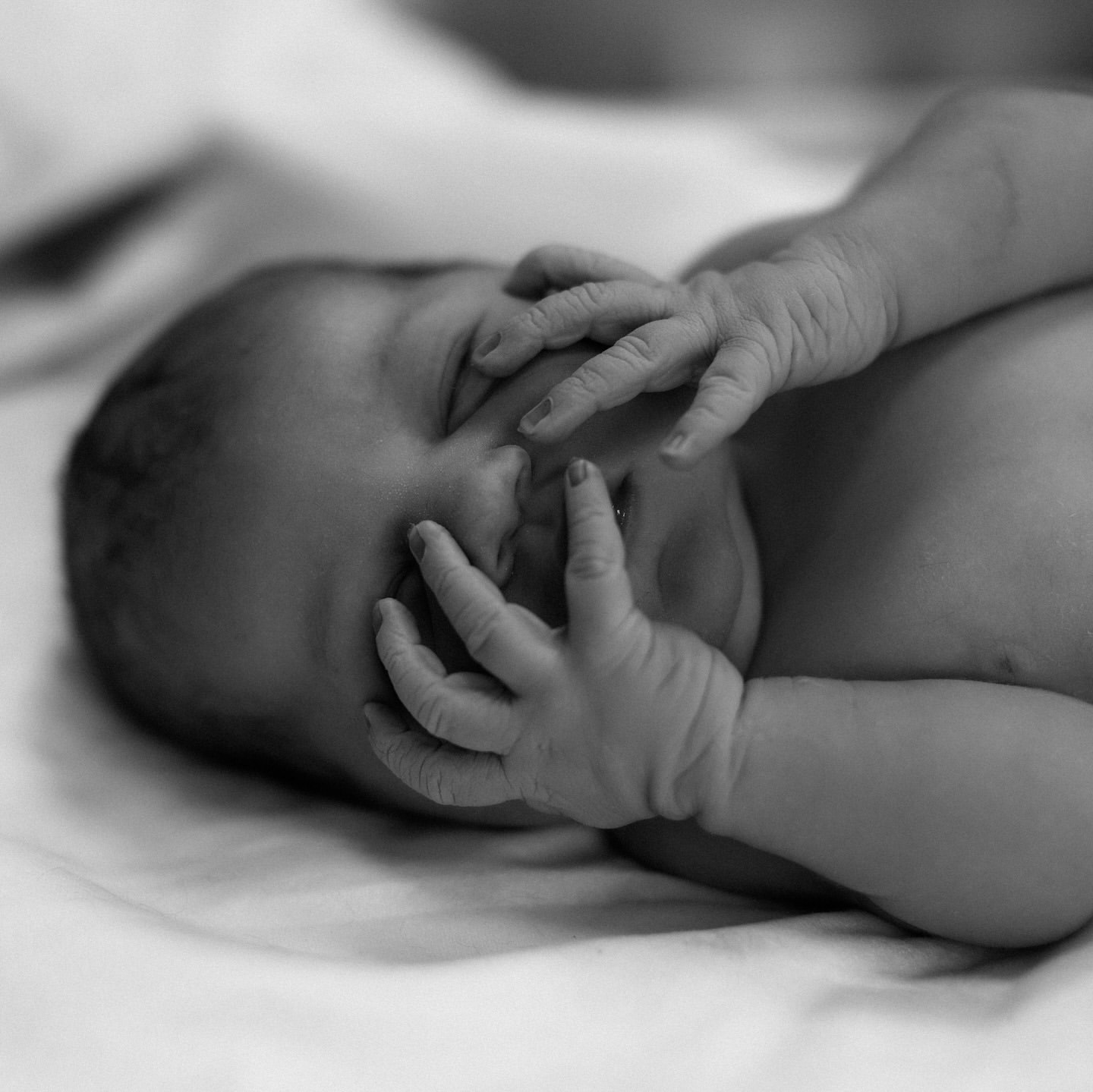 Кот і Татарінцева вперше показали новонароджену донечку: зворушливі чорно-білі кадри