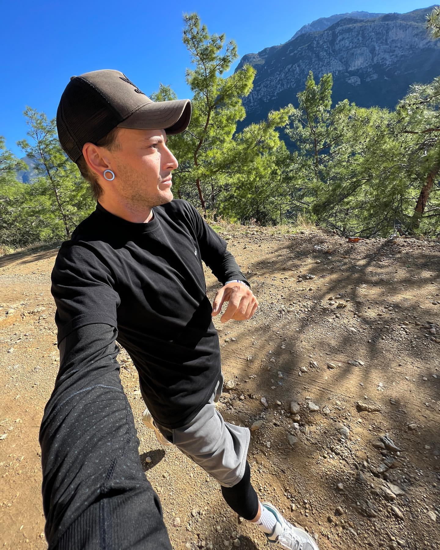 Як зараз виглядає Саша Шапік, який для забави стрибав з потягів та був кумиром підлітків