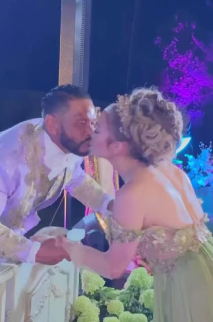 Без Аффлека, але з поцілунками. Джей Ло оригінально відсвяткувала день народження (відео)