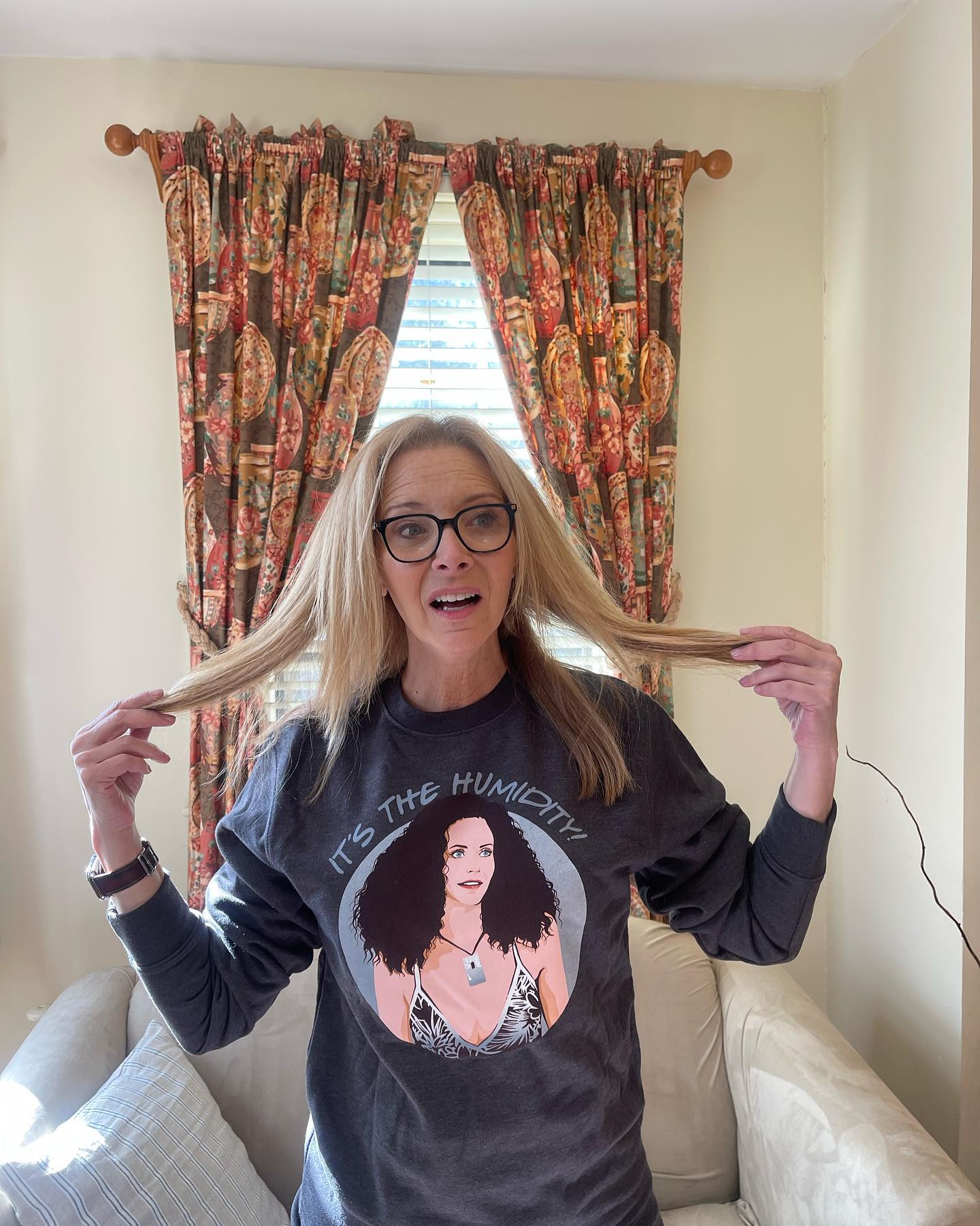 Як зараз виглядає Ліза Кудроу, яка зіграла Фібі в культовому серіалі "Друзі" (фото)