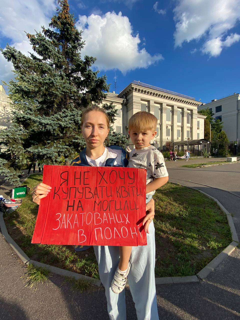 "Якщо мовчатимемо, нам повернуть закатовані тіла". Як родичі полонених добиваються визволення близьких