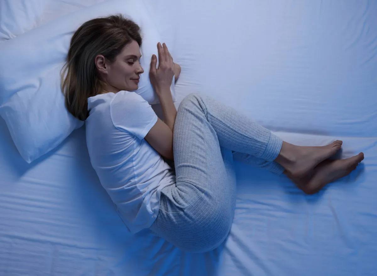 Названо найкращі пози для сну, які сприяють якісному відпочинку