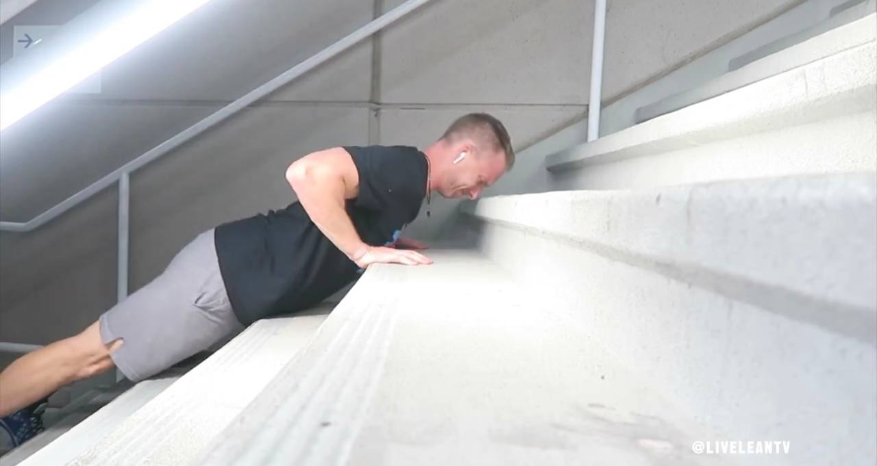 5 вправ на сходах для струнких стегон, пружних сідниць та спалення калорій